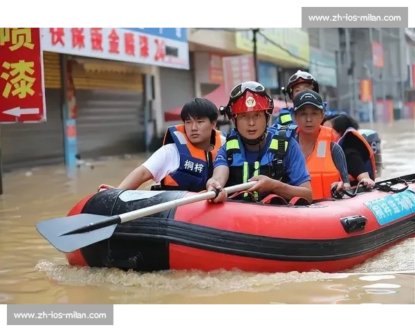 洪水中的生命托举：榕江消防员用身躯筑起 “避风港”